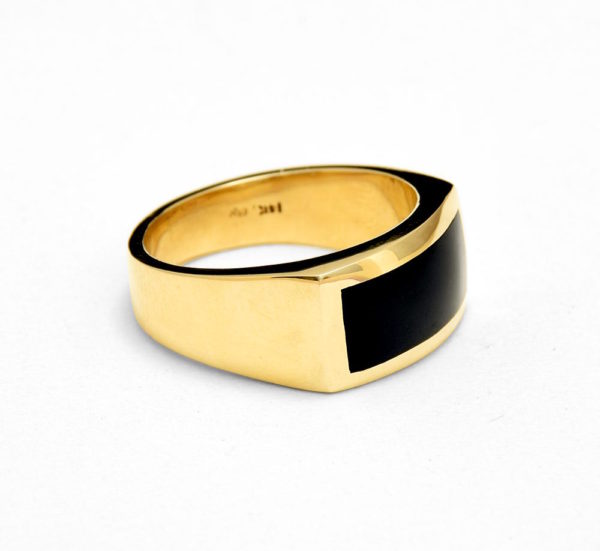 side view of men's onyx ring