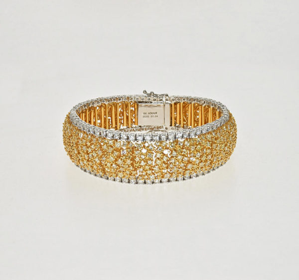 Bracelet with a large amount of diamondsall the way around
